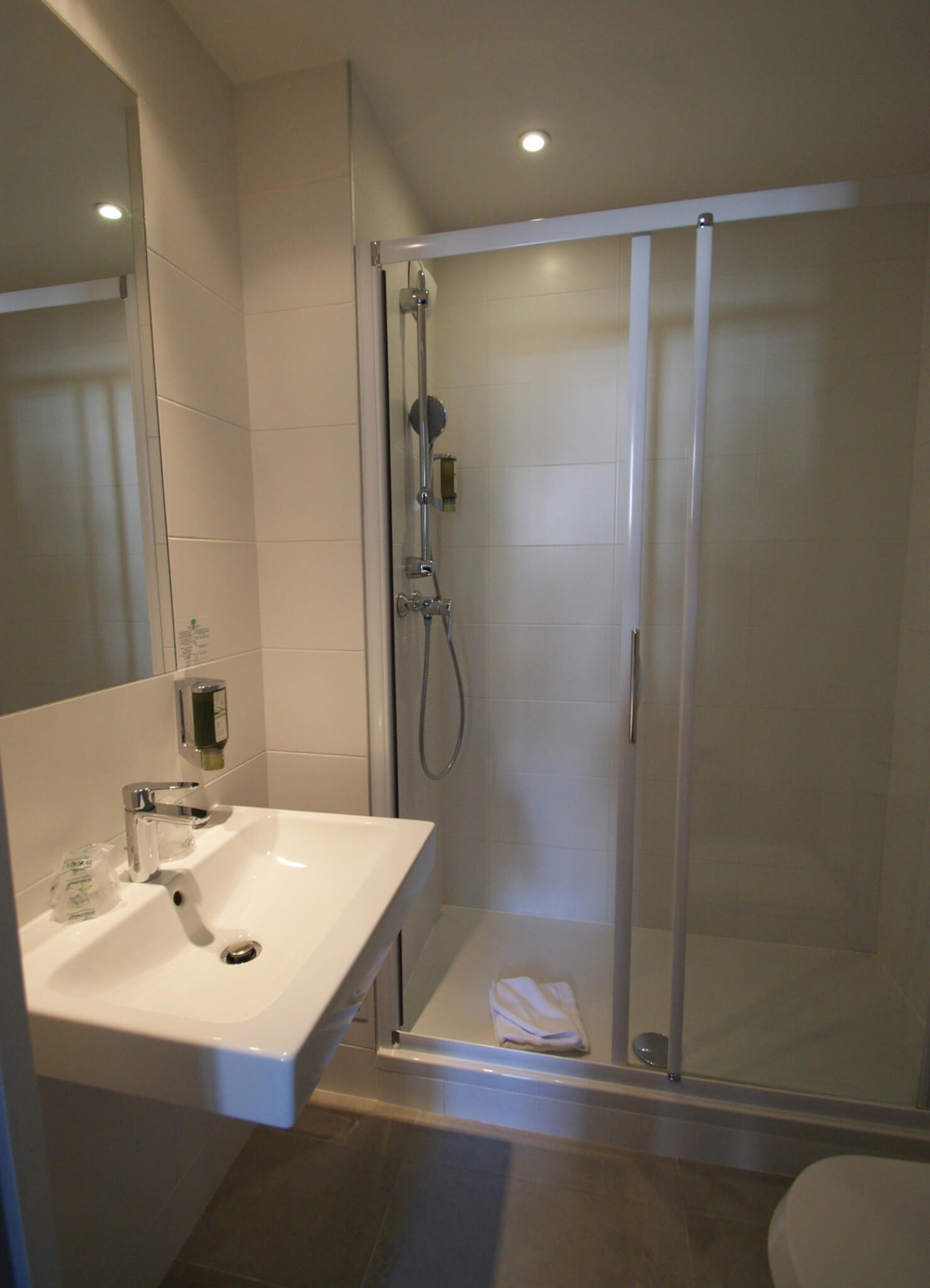 All equipped bathroom with shower